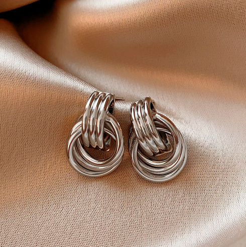 Twisted Gold Hoop Earrings: Bold Retro Style for Modern Looks