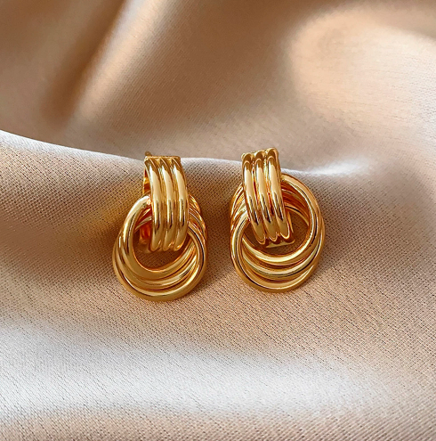 Twisted Gold Hoop Earrings: Bold Retro Style for Modern Looks