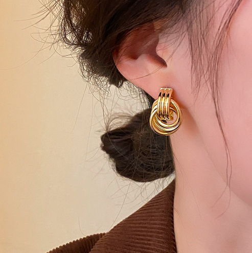Twisted Gold Hoop Earrings: Bold Retro Style for Modern Looks